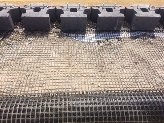 耐性のためのガラス繊維のジオグリッド 道路床の強化 白アスファルトコーティングジオグリッド