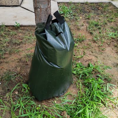 効果 的 な 灌?? の ため に 15-25 ガロン の ゆっくり 放出 する プラスチック 樹 の 灌?? 袋